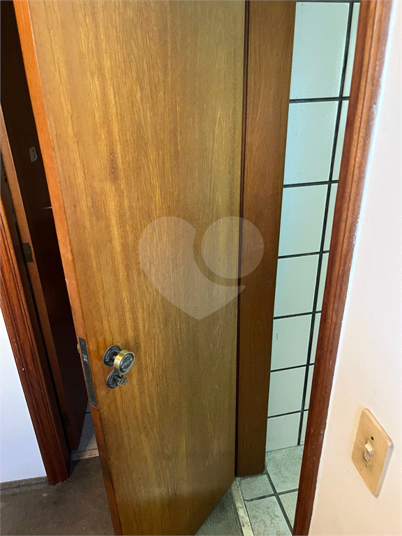 Apartamento em Moema 158 m² de área útil, com 4 quartos, 4 suítes e 6 banheiros, 3 vagas de garagem.