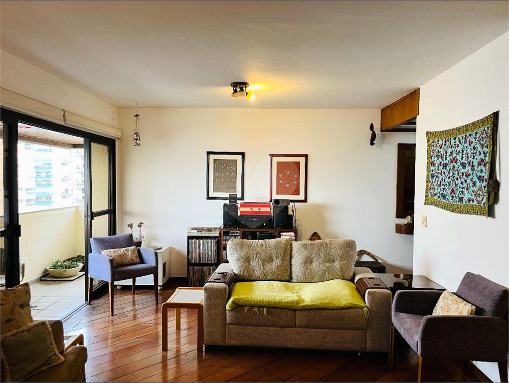 Apartamento em Moema 158 m² de área útil, com 4 quartos, 4 suítes e 6 banheiros, 3 vagas de garagem.