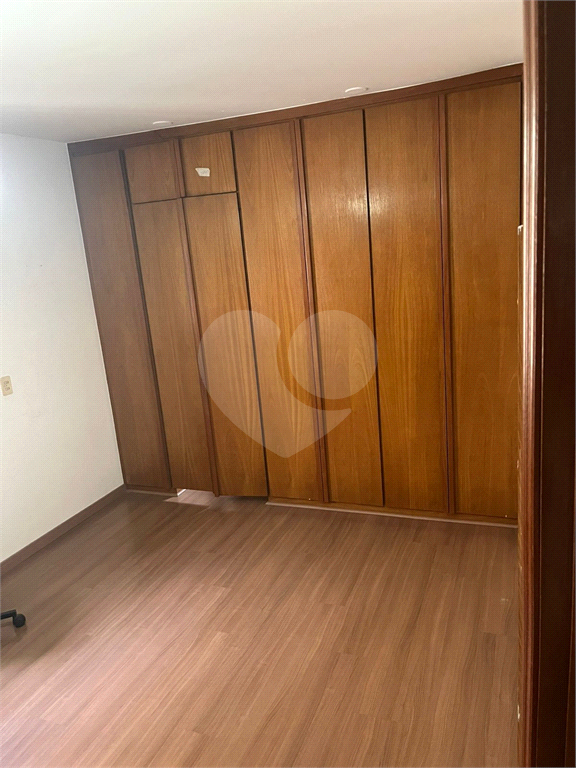 Apartamento em Moema 158 m² de área útil, com 4 quartos, 4 suítes e 6 banheiros, 3 vagas de garagem.