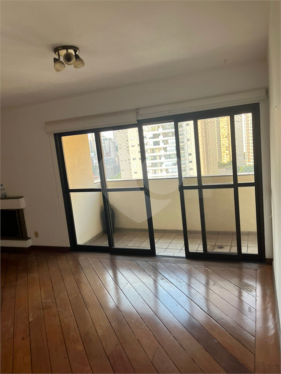 Apartamento em Moema 158 m² de área útil, com 4 quartos, 4 suítes e 6 banheiros, 3 vagas de garagem.