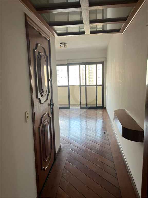 Apartamento em Moema 158 m² de área útil, com 4 quartos, 4 suítes e 6 banheiros, 3 vagas de garagem.