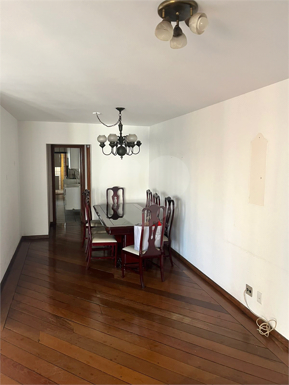Apartamento em Moema 158 m² de área útil, com 4 quartos, 4 suítes e 6 banheiros, 3 vagas de garagem.