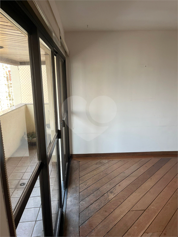 Apartamento em Moema 158 m² de área útil, com 4 quartos, 4 suítes e 6 banheiros, 3 vagas de garagem.