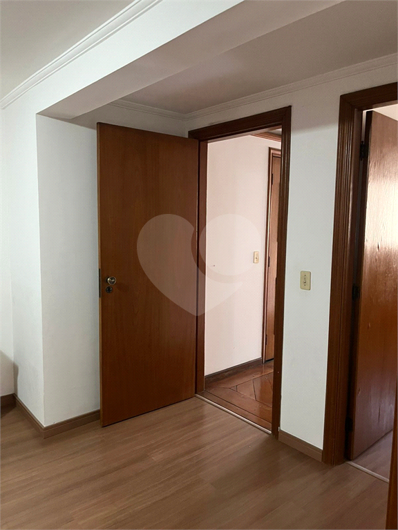 Apartamento em Moema 158 m² de área útil, com 4 quartos, 4 suítes e 6 banheiros, 3 vagas de garagem.
