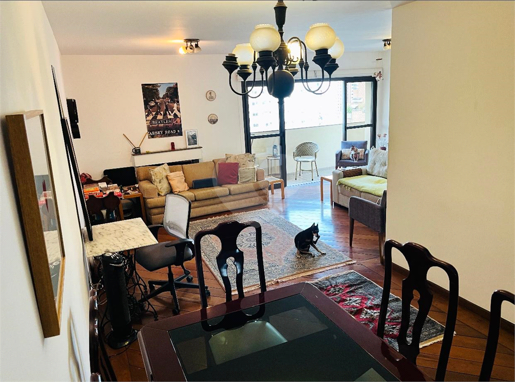 Apartamento em Moema 158 m² de área útil, com 4 quartos, 4 suítes e 6 banheiros, 3 vagas de garagem.