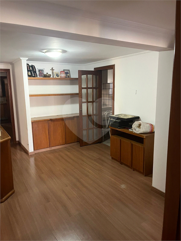 Apartamento em Moema 158 m² de área útil, com 4 quartos, 4 suítes e 6 banheiros, 3 vagas de garagem.