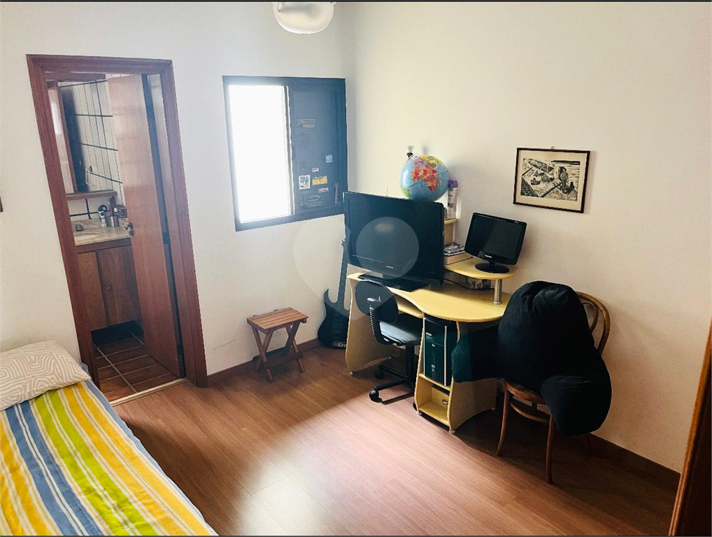 Apartamento em Moema 158 m² de área útil, com 4 quartos, 4 suítes e 6 banheiros, 3 vagas de garagem.