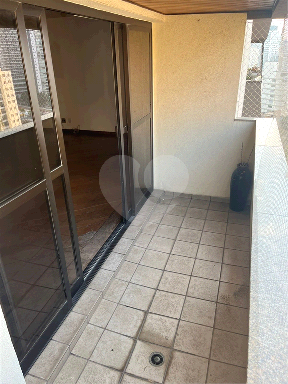 Apartamento em Moema 158 m² de área útil, com 4 quartos, 4 suítes e 6 banheiros, 3 vagas de garagem.