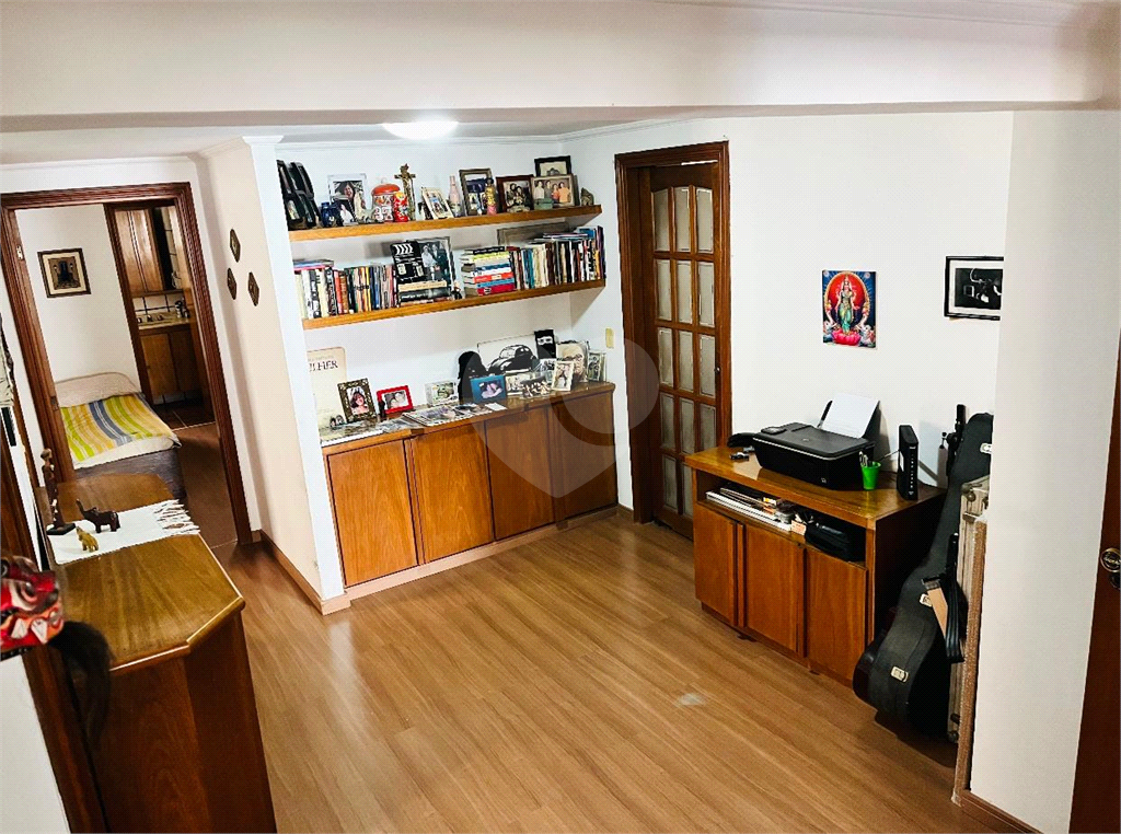 Apartamento em Moema 158 m² de área útil, com 4 quartos, 4 suítes e 6 banheiros, 3 vagas de garagem.