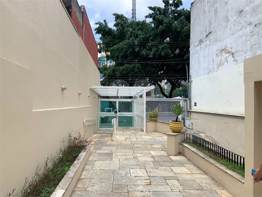 LOCAÇÃO COM MOBILIA E 2 VAGAS DE GARAGEM NEGOCIA 