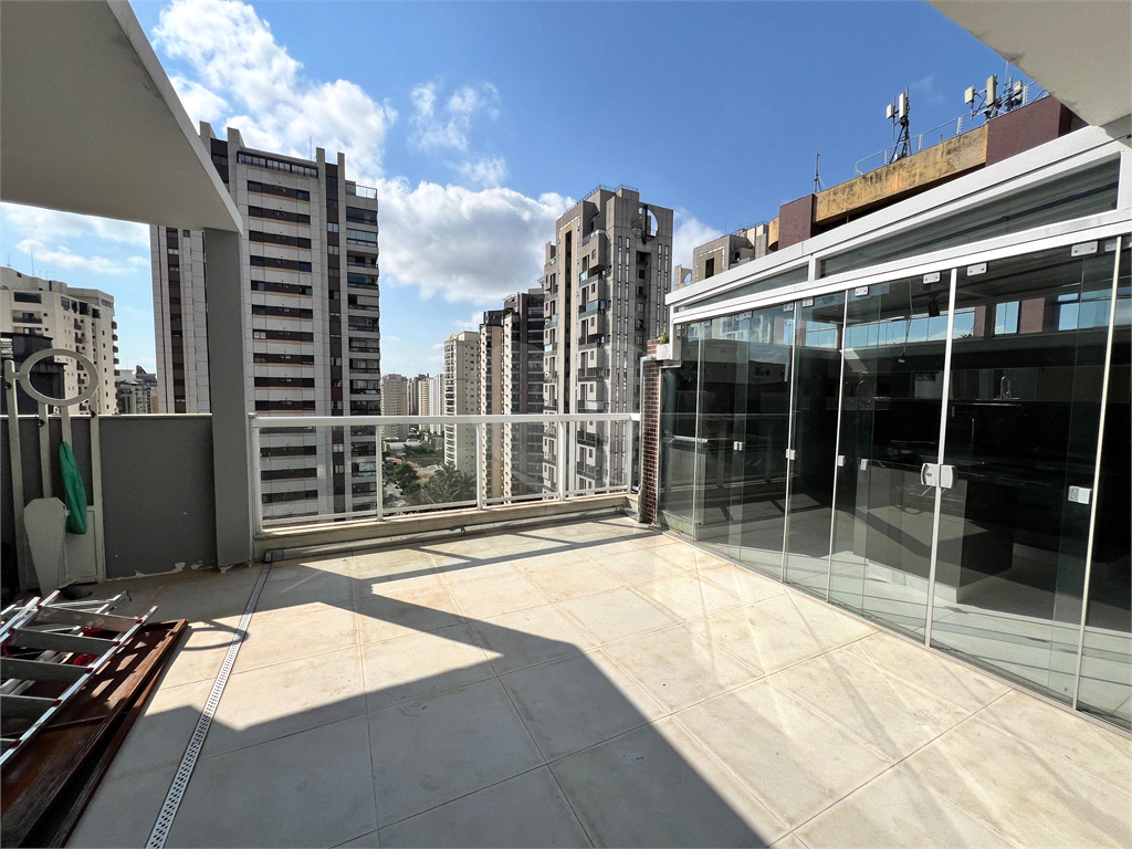 2 suítes - 2 vagas em Moema.