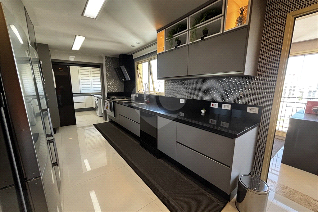 Apartamento porteira fechada com 3 suítes e 6 vagas em Santana