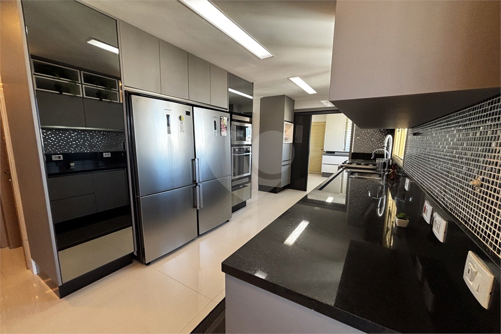 Apartamento porteira fechada com 3 suítes e 6 vagas em Santana