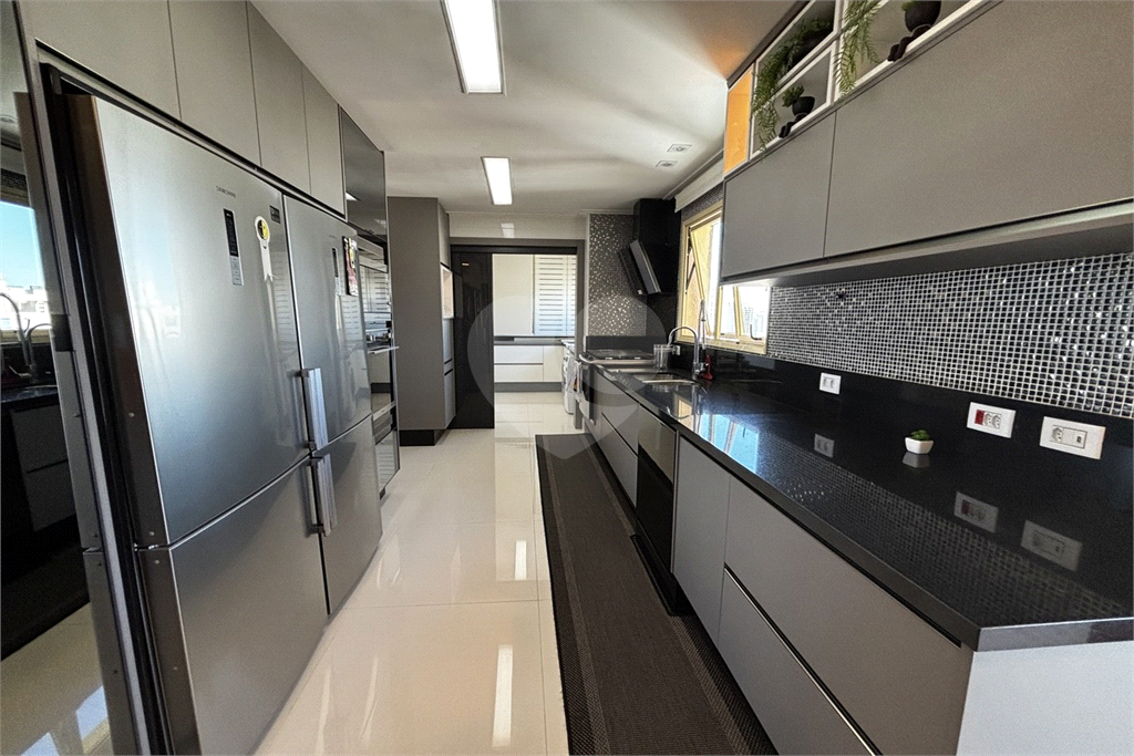 Apartamento porteira fechada com 3 suítes e 6 vagas em Santana