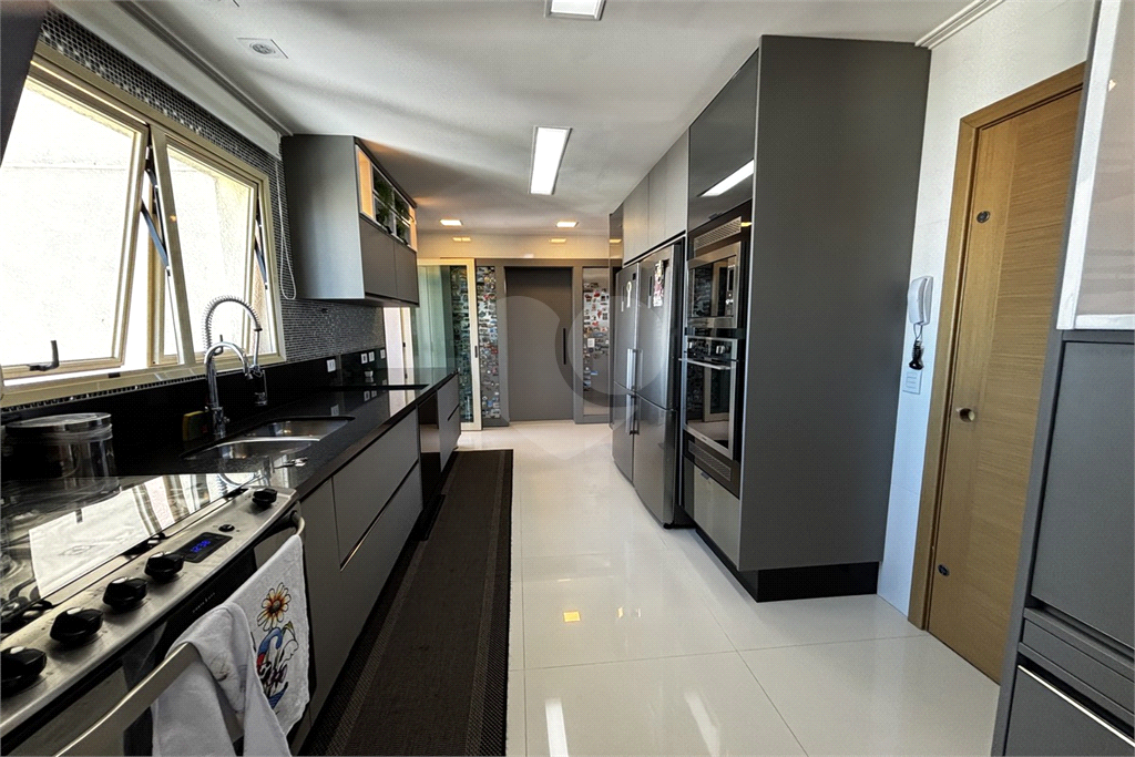 Apartamento porteira fechada com 3 suítes e 6 vagas em Santana
