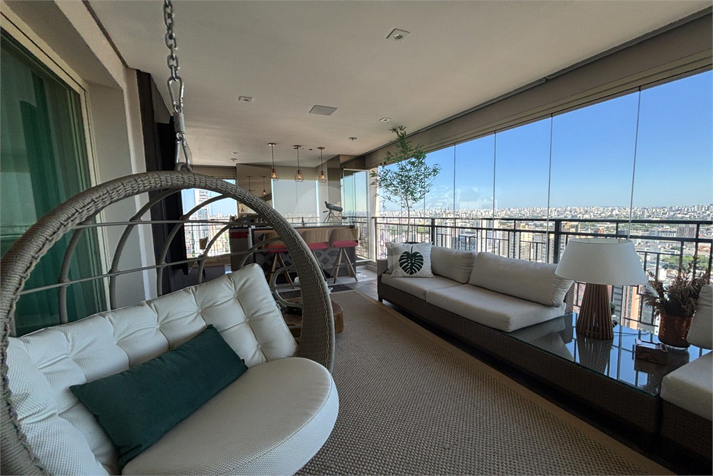 Apartamento porteira fechada com 3 suítes e 6 vagas em Santana
