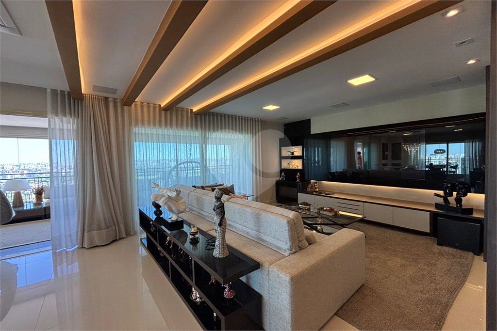 Apartamento porteira fechada com 3 suítes e 6 vagas em Santana