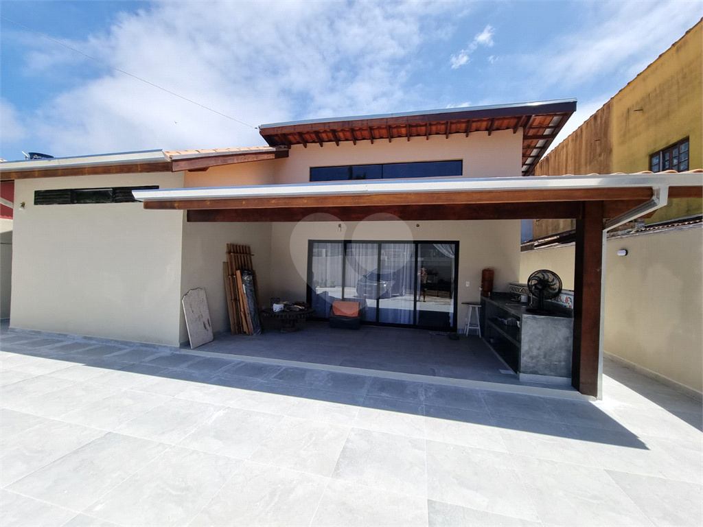 Casa à Venda na Praia de Capricórnio, 242 m² útil, 3 suítes, próximo a praia - Caraguatatuba!