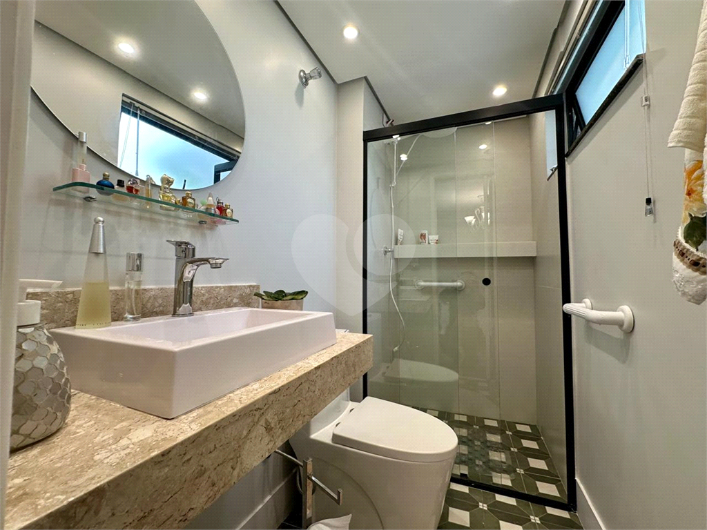 Amplo sobrado à venda, todo reformado, com 140m², 03 quartos, agradável quintal, e 04 vagas.