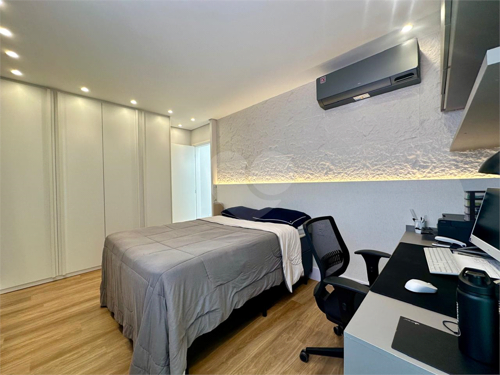 Amplo sobrado à venda, todo reformado, com 140m², 03 quartos, agradável quintal, e 04 vagas.