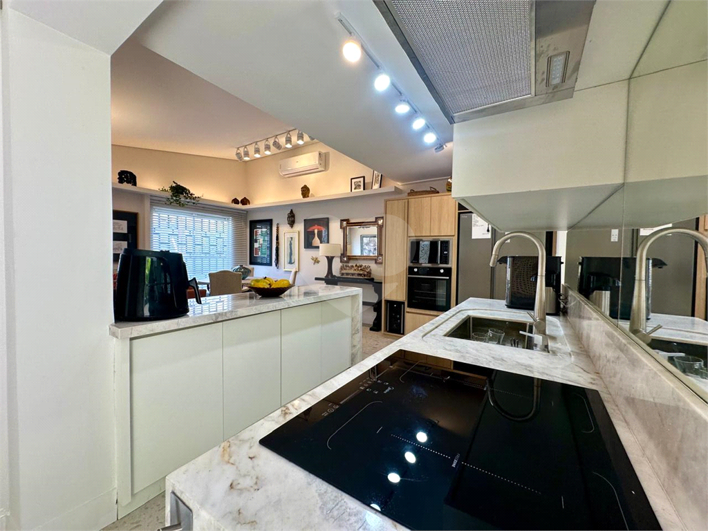 Amplo sobrado à venda, todo reformado, com 140m², 03 quartos, agradável quintal, e 04 vagas.