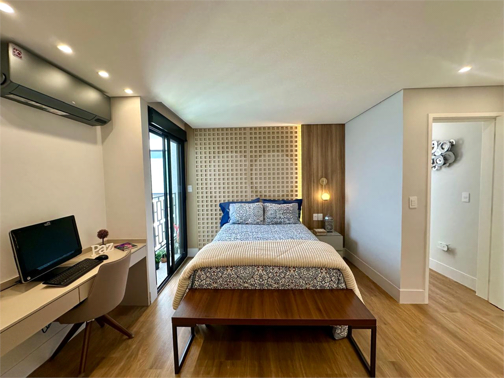 Amplo sobrado à venda, todo reformado, com 140m², 03 quartos, agradável quintal, e 04 vagas.