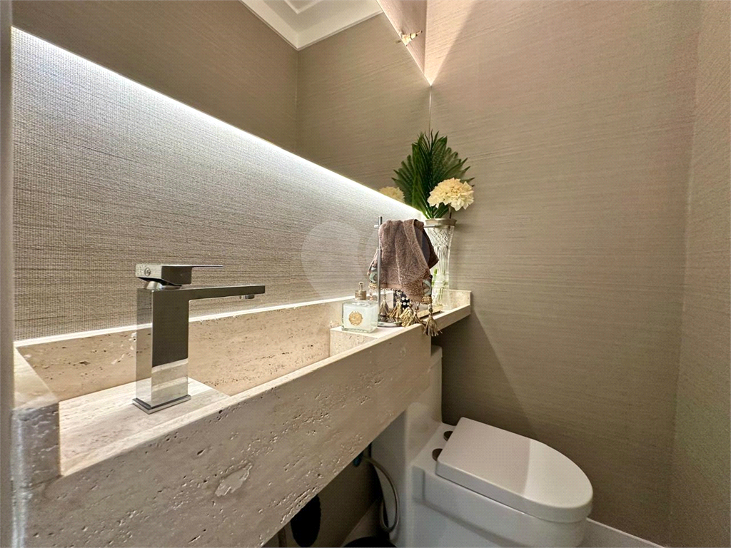 Amplo sobrado à venda, todo reformado, com 140m², 03 quartos, agradável quintal, e 04 vagas.