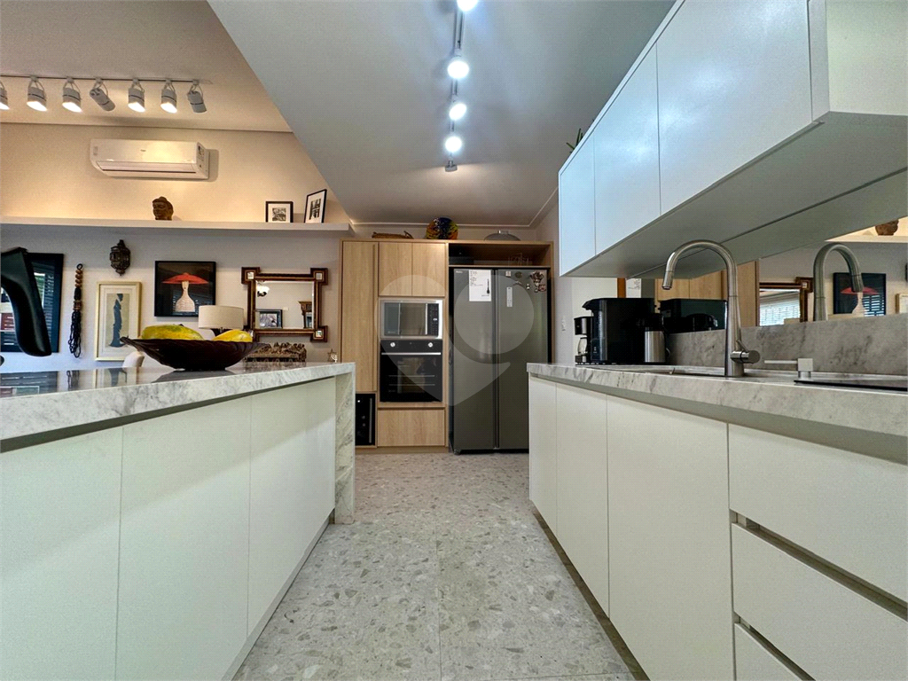 Amplo sobrado à venda, todo reformado, com 140m², 03 quartos, agradável quintal, e 04 vagas.