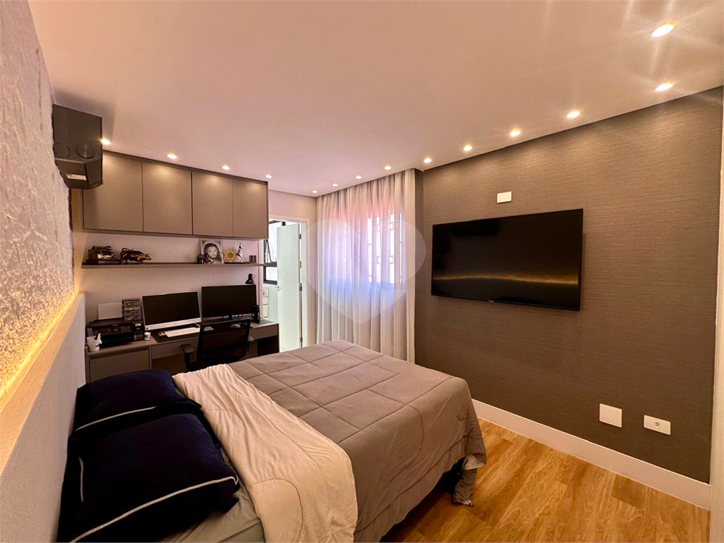 Amplo sobrado à venda, todo reformado, com 140m², 03 quartos, agradável quintal, e 04 vagas.