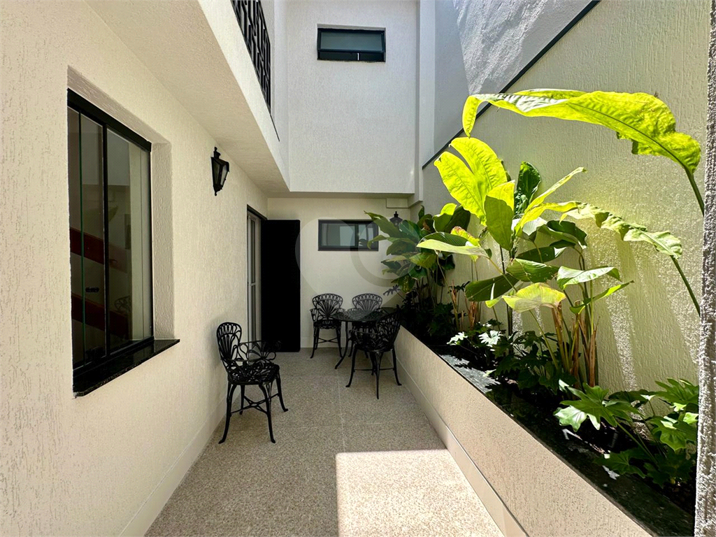 Amplo sobrado à venda, todo reformado, com 140m², 03 quartos, agradável quintal, e 04 vagas.