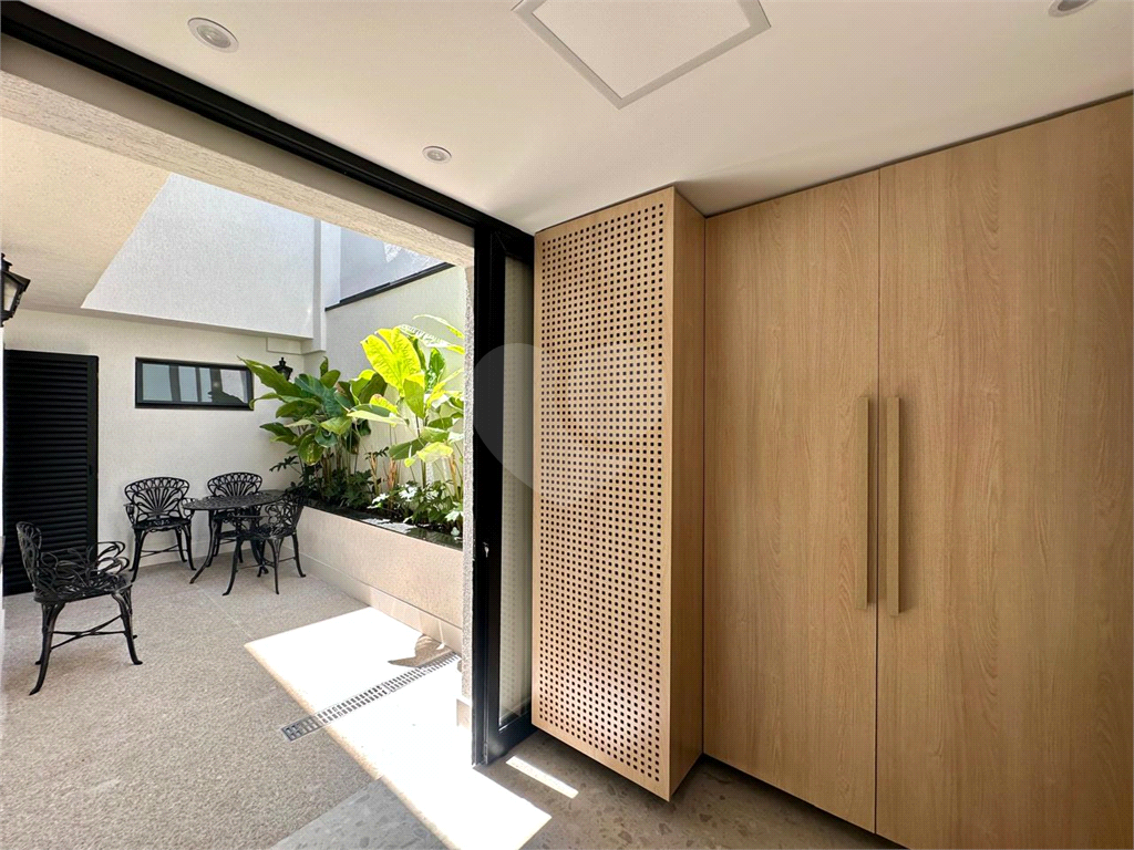 Amplo sobrado à venda, todo reformado, com 140m², 03 quartos, agradável quintal, e 04 vagas.