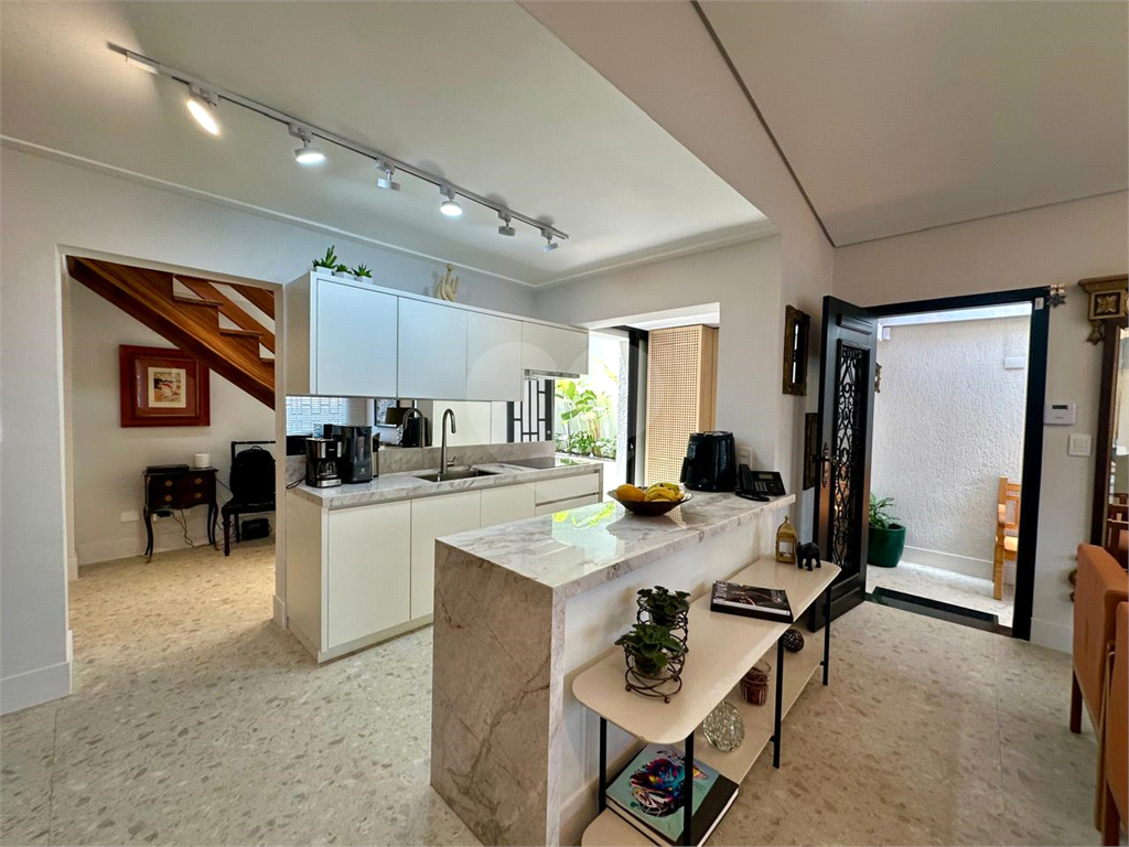 Amplo sobrado à venda, todo reformado, com 140m², 03 quartos, agradável quintal, e 04 vagas.