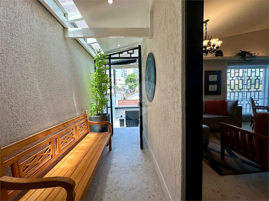 Amplo sobrado à venda, todo reformado, com 140m², 03 quartos, agradável quintal, e 04 vagas.