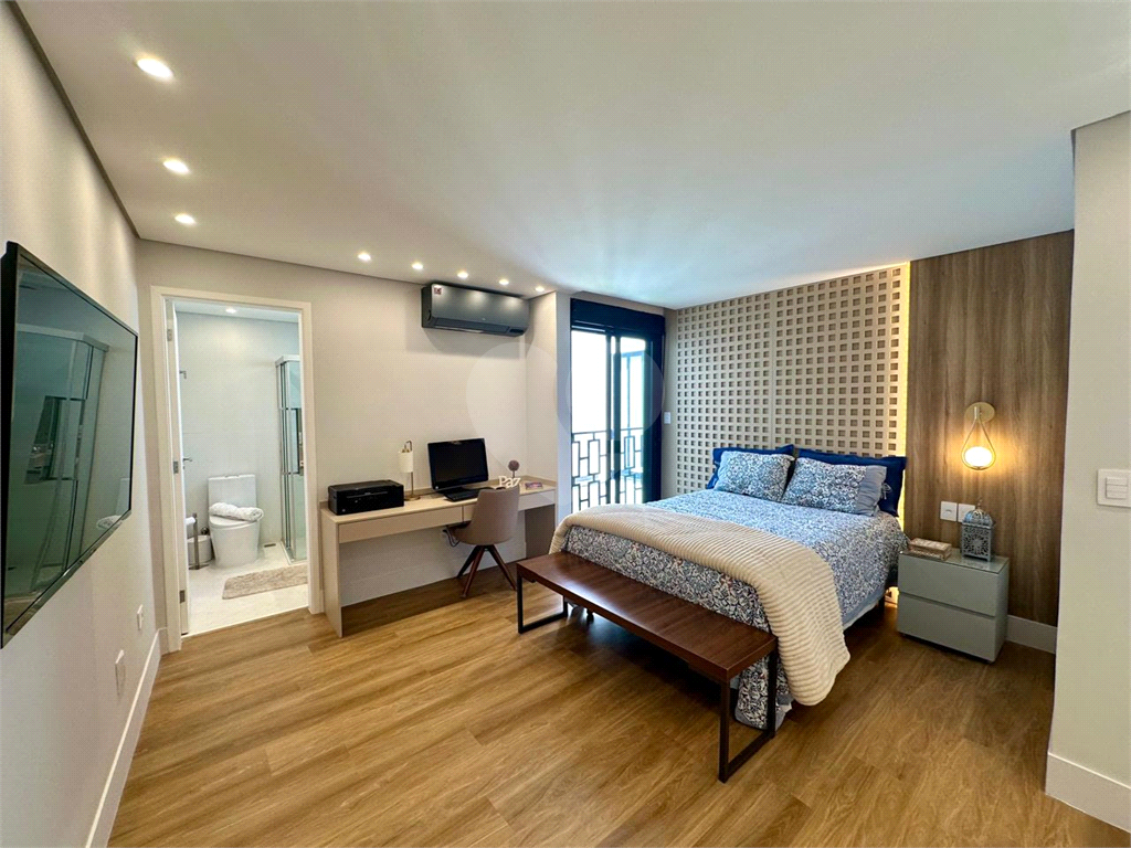 Amplo sobrado à venda, todo reformado, com 140m², 03 quartos, agradável quintal, e 04 vagas.