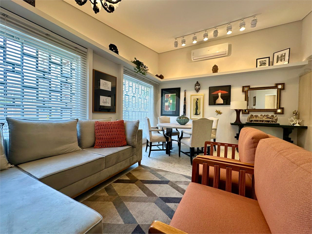 Amplo sobrado à venda, todo reformado, com 140m², 03 quartos, agradável quintal, e 04 vagas.