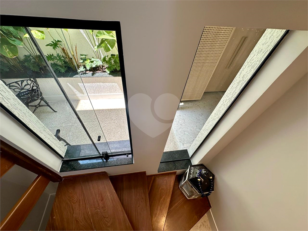 Amplo sobrado à venda, todo reformado, com 140m², 03 quartos, agradável quintal, e 04 vagas.