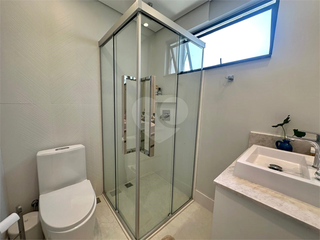 Amplo sobrado à venda, todo reformado, com 140m², 03 quartos, agradável quintal, e 04 vagas.