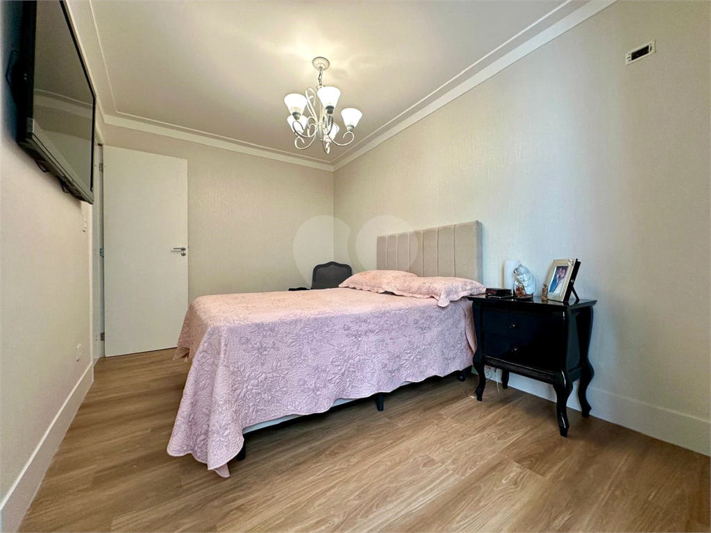 Amplo sobrado à venda, todo reformado, com 140m², 03 quartos, agradável quintal, e 04 vagas.