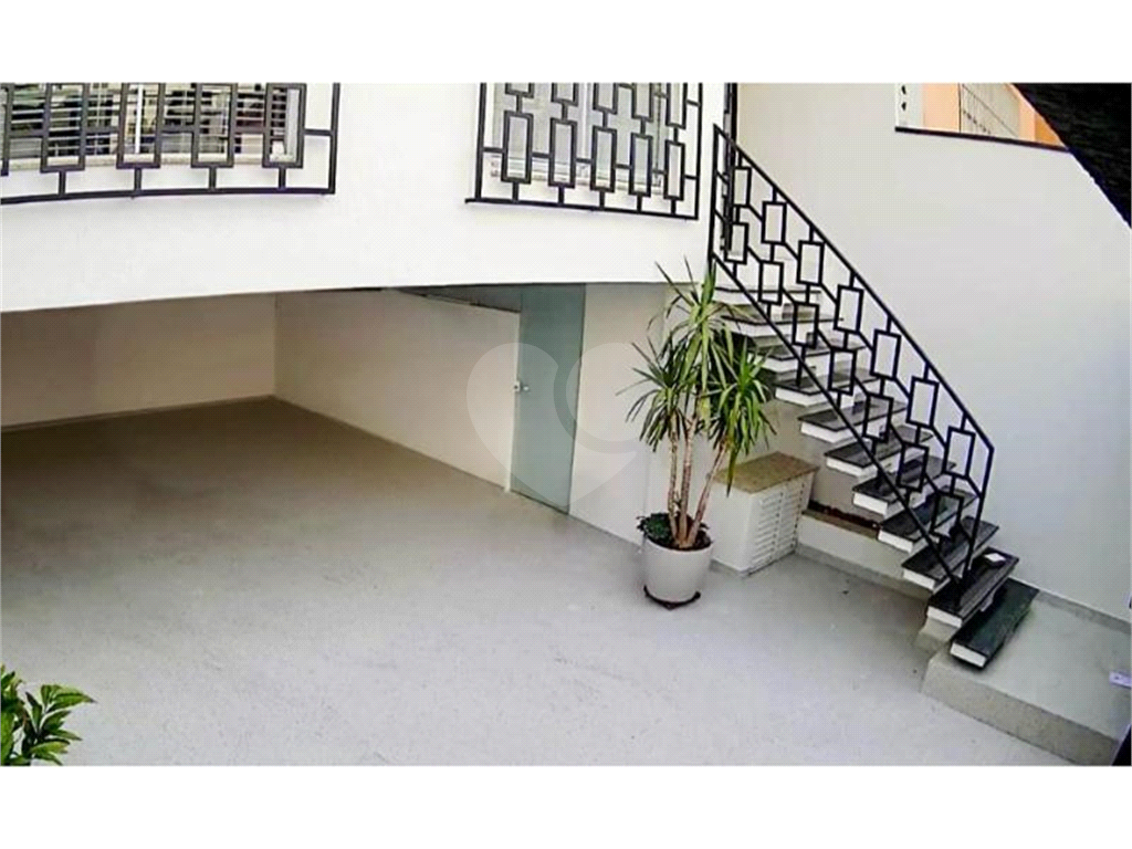 Amplo sobrado à venda, todo reformado, com 140m², 03 quartos, agradável quintal, e 04 vagas.