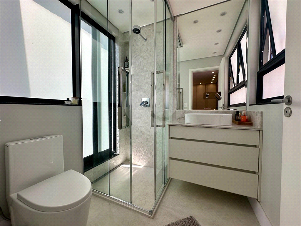 Amplo sobrado à venda, todo reformado, com 140m², 03 quartos, agradável quintal, e 04 vagas.