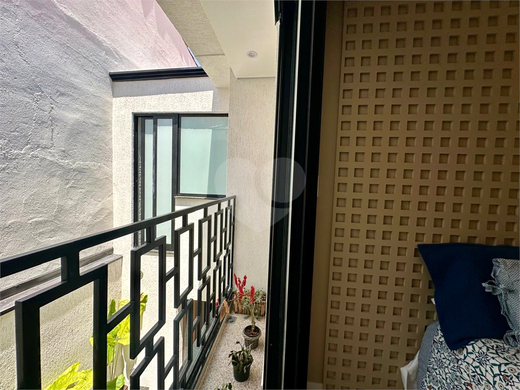 Amplo sobrado à venda, todo reformado, com 140m², 03 quartos, agradável quintal, e 04 vagas.