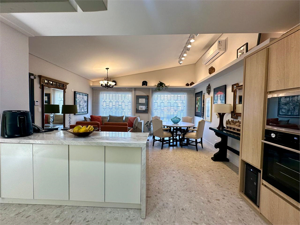 Amplo sobrado à venda, todo reformado, com 140m², 03 quartos, agradável quintal, e 04 vagas.