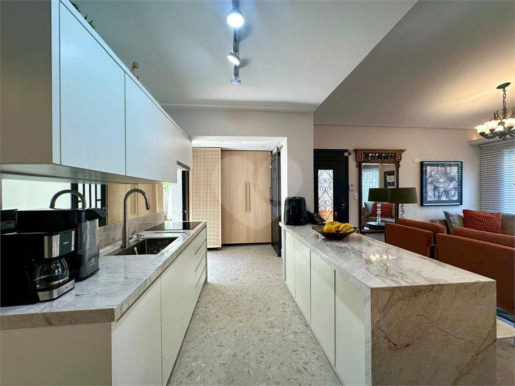 Amplo sobrado à venda, todo reformado, com 140m², 03 quartos, agradável quintal, e 04 vagas.