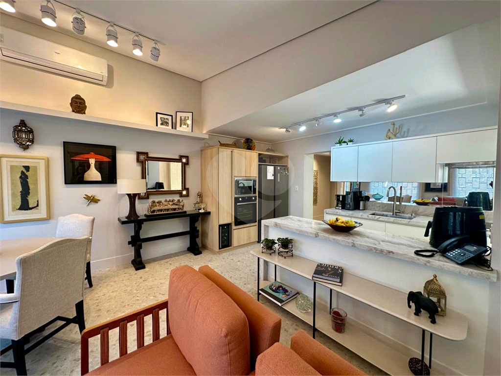 Amplo sobrado à venda, todo reformado, com 140m², 03 quartos, agradável quintal, e 04 vagas.