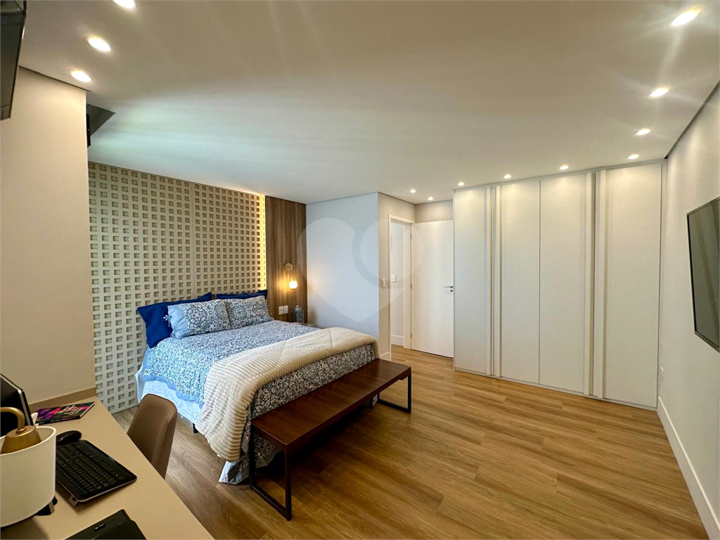 Amplo sobrado à venda, todo reformado, com 140m², 03 quartos, agradável quintal, e 04 vagas.