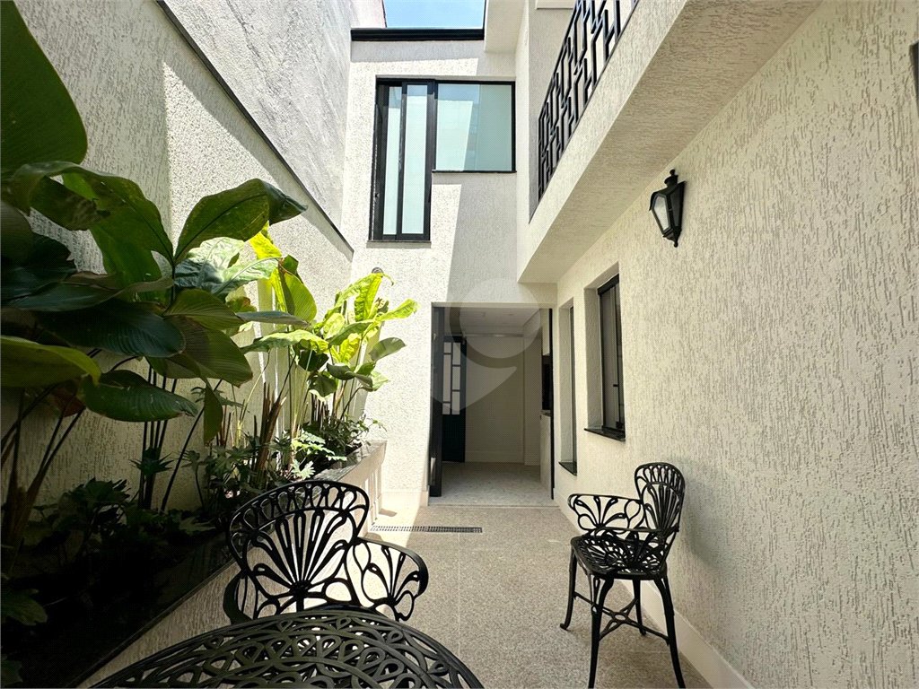 Amplo sobrado à venda, todo reformado, com 140m², 03 quartos, agradável quintal, e 04 vagas.