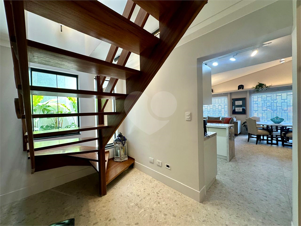 Amplo sobrado à venda, todo reformado, com 140m², 03 quartos, agradável quintal, e 04 vagas.