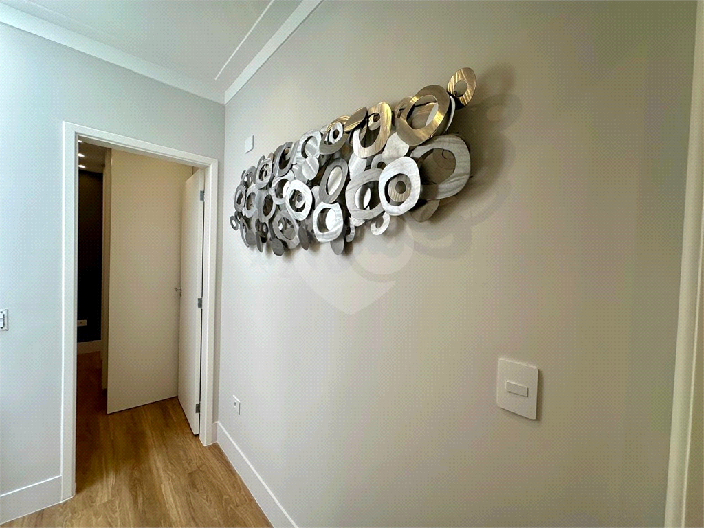 Amplo sobrado à venda, todo reformado, com 140m², 03 quartos, agradável quintal, e 04 vagas.