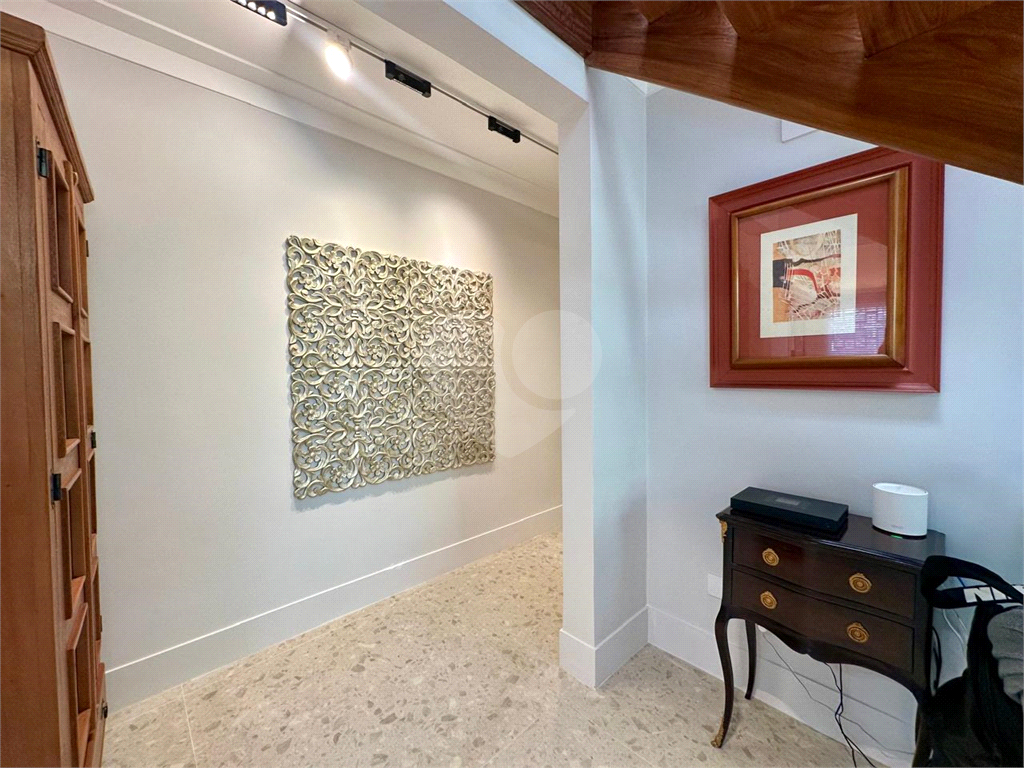 Amplo sobrado à venda, todo reformado, com 140m², 03 quartos, agradável quintal, e 04 vagas.