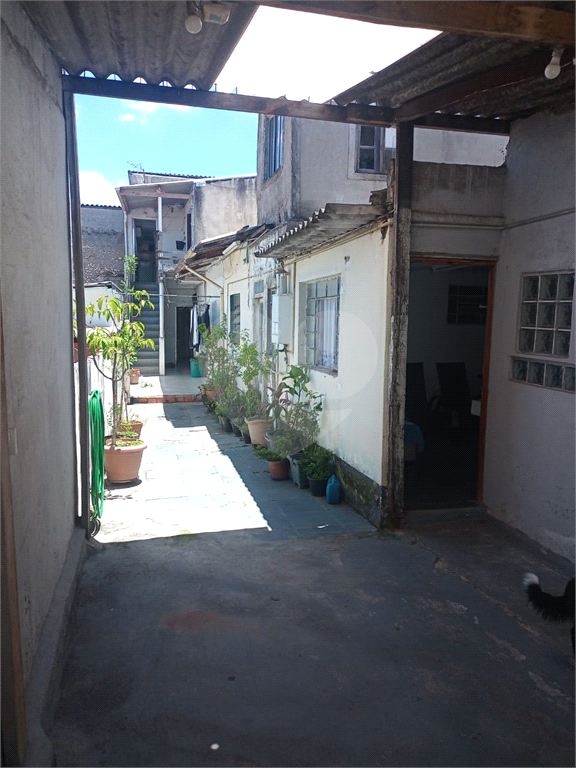 Imóvel com 3 casas, 3 vagas. Vila Nivi.